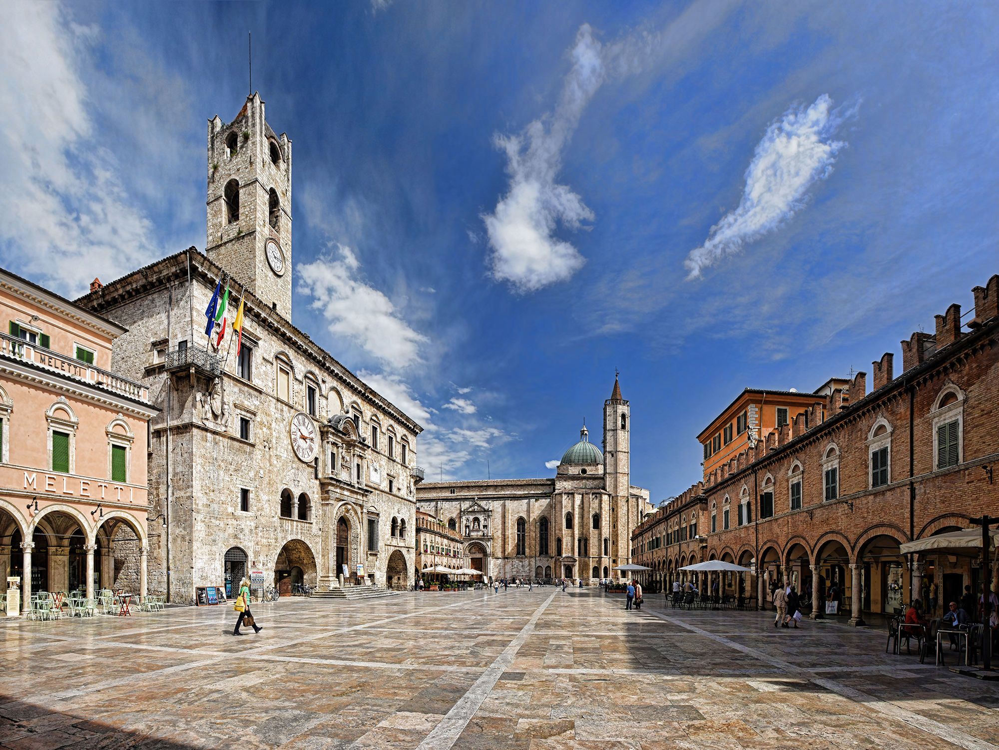 Vista panoramica della piazza al tramonto